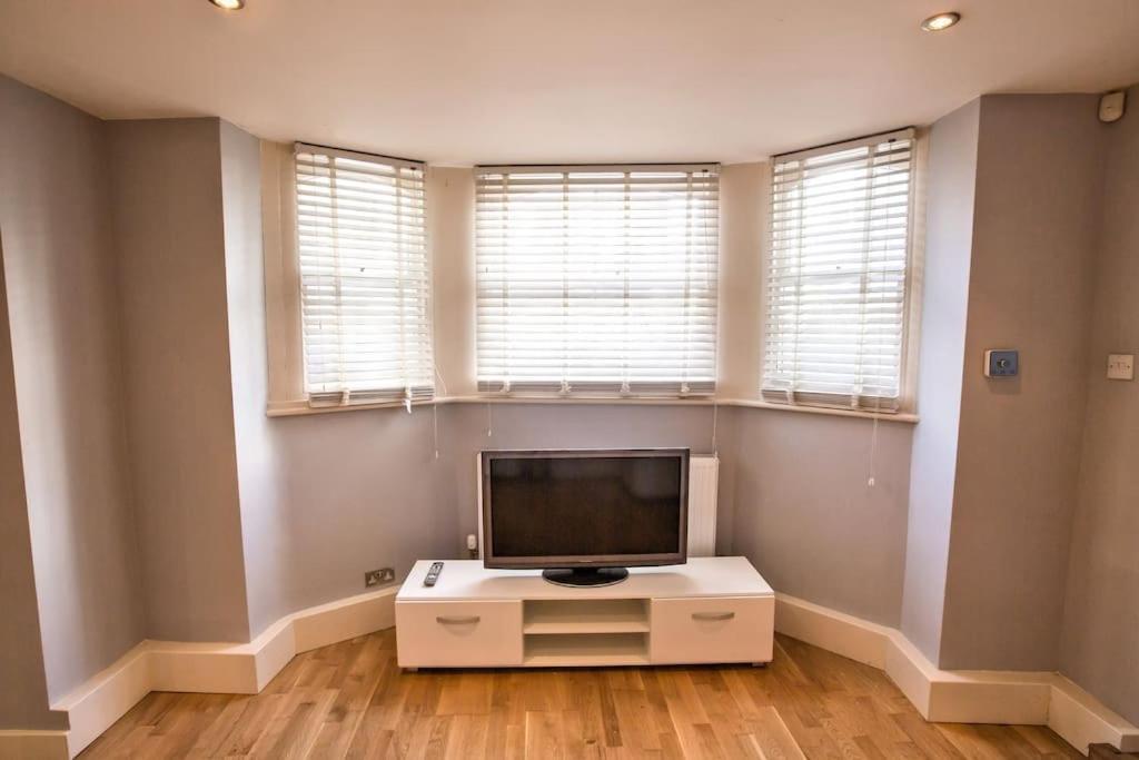 Charming Apartment In Deal Near The Beach & Town Exterior photo