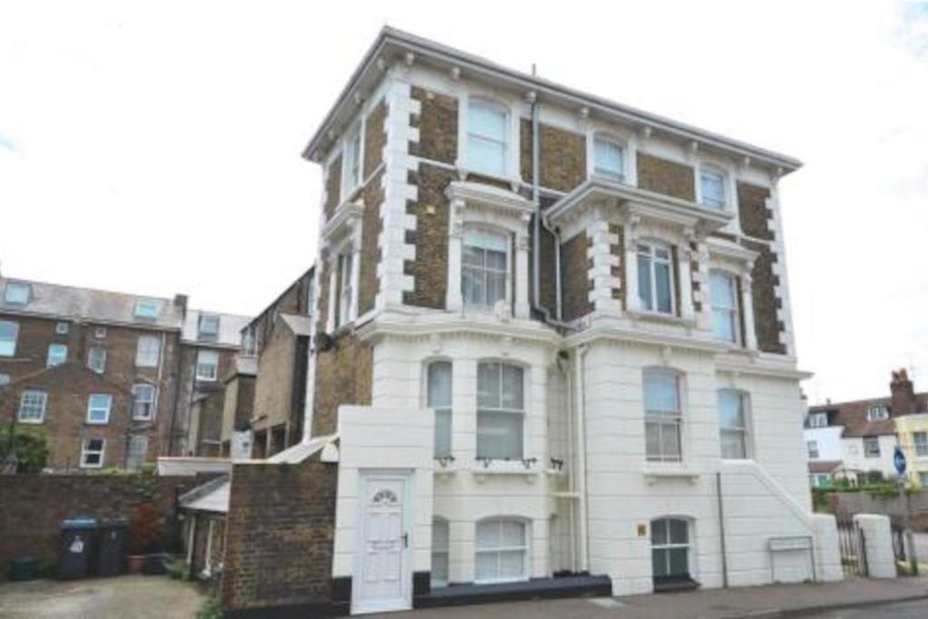 Charming Apartment In Deal Near The Beach & Town Exterior photo